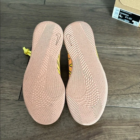 Nike JR Vapor 15 Club IC, Indoor Soccer Shoe, Youth 4 - Picture 2 of 5